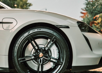 P Zero Elect su Porsche Taycan