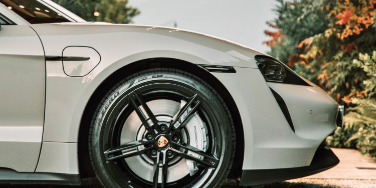 P Zero Elect su Porsche Taycan