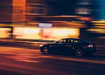 Le auto elettriche non fanno rumore: c’è un ingegnere che le fa suonare