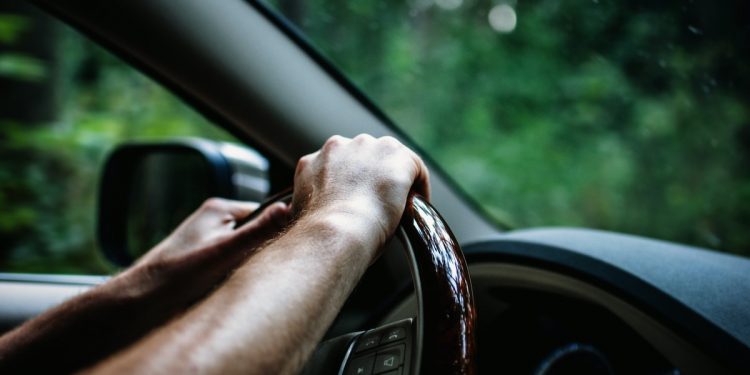 Mani sul volante