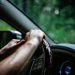 Mani sul volante