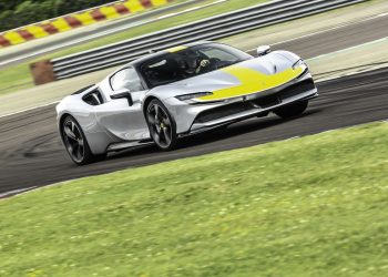 Abbiamo provato la Ferrari SF90 Stradale: la prima ibrida del cavallino
