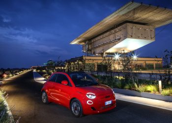 La 500 Red al nuovo giardino pensile sul tetto del Lingotto