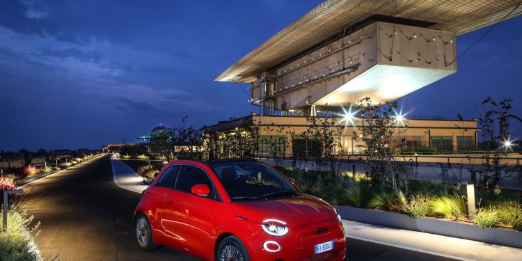La 500 Red al nuovo giardino pensile sul tetto del Lingotto