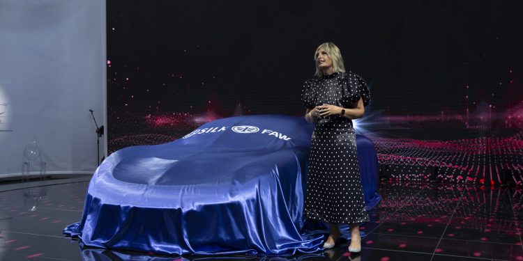 Katia Bassi presenta alla Design Week milanesela nuova Hypercar ibrida S9