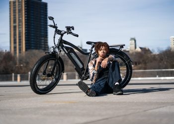 La rinascita della bici in Europa la e-bike diventa una seconda auto