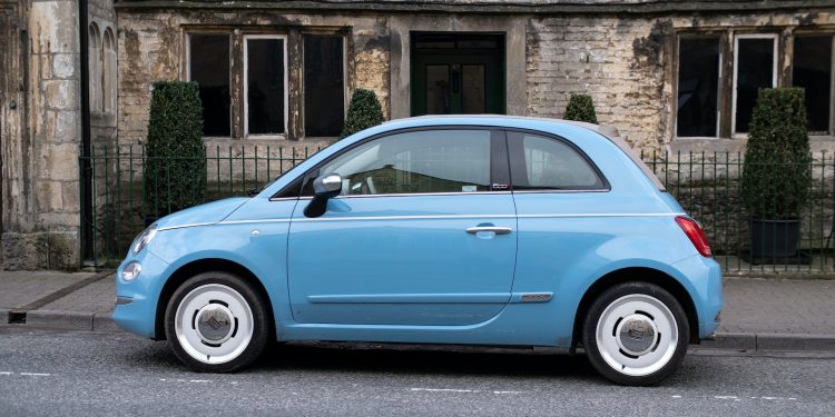 Fuga dall’auto elettrica in Italia costa troppo