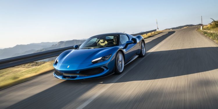 Nuova Ferrari 296 GTS: foto e video