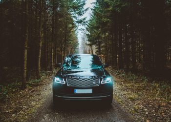 La quinta generazione di Range Rover su un tappeto volante