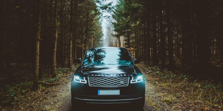 La quinta generazione di Range Rover su un tappeto volante