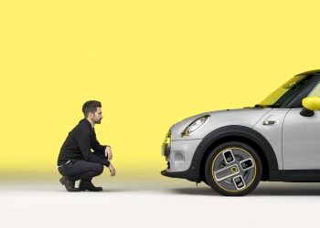 Il pianista che trasforma il rumore delle auto in musica
