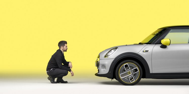 Il pianista che trasforma il rumore delle auto in musica