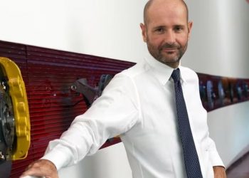 Si può accelerare anche solo frenando