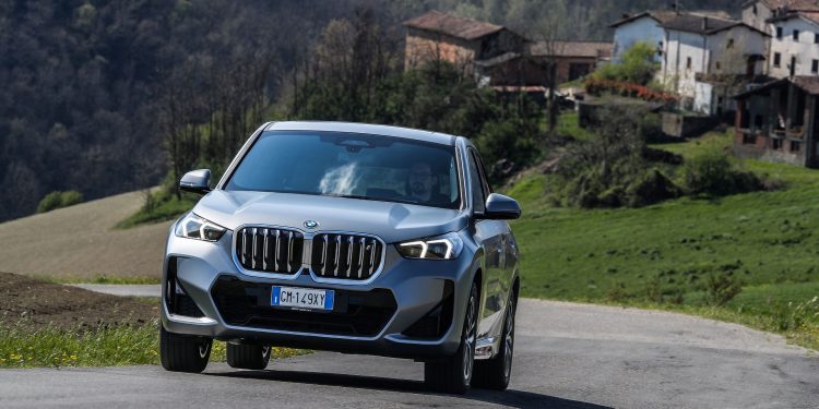 Alla guida della iX1 versione elettrica della Bmw più amata dagli italiani