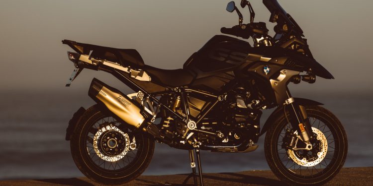 Nuda o vestita, adesso c’è una R 1250 per tutti i gusti