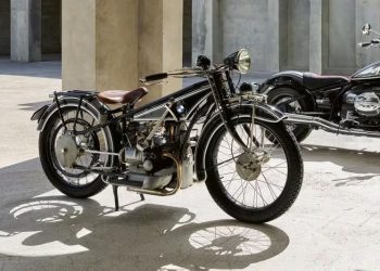Il secolo pieno di cambiamenti delle moto Bmw