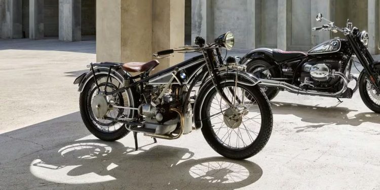 Il secolo pieno di cambiamenti delle moto Bmw