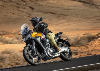 La Guzzi Stelvio te la puoi cucire addosso come piace a te