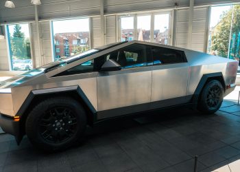 VIAGGIO (POLITICO) ATTORNO AL CYBERTRUCK DI MUSK