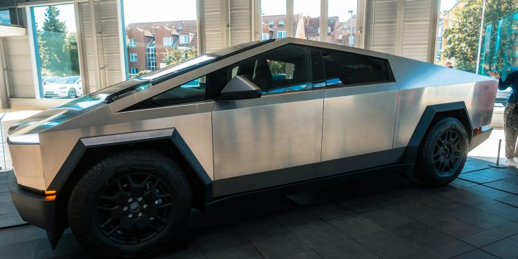 VIAGGIO (POLITICO) ATTORNO AL CYBERTRUCK DI MUSK