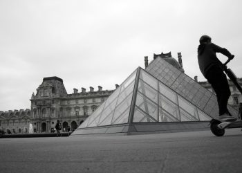 SENZA MONOPATTINI PARIGI MODELLO DI MOBILITÀ DOLCE