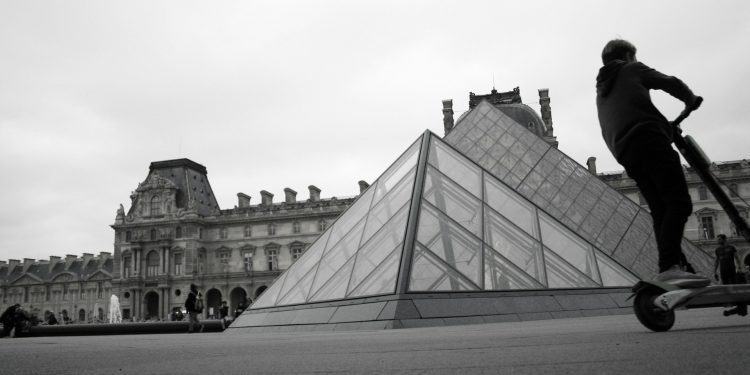 SENZA MONOPATTINI PARIGI MODELLO DI MOBILITÀ DOLCE