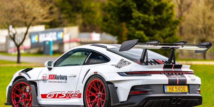 Ragazze, come ci divertiamo in pista con la Porsche 992 GT3