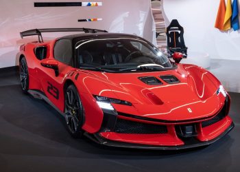 La Ferrari SF90 XX è sempre incollata all’asfalto