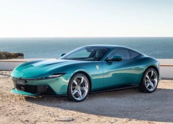 AMALFI È LA FERRARI NATA PER CORRERE CON ELEGANZA