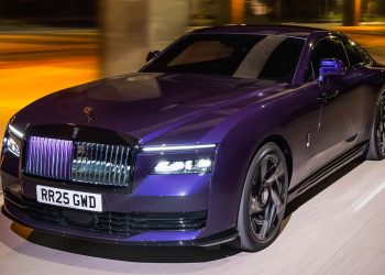 Auto di lusso viola in movimento