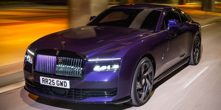 Auto di lusso viola in movimento