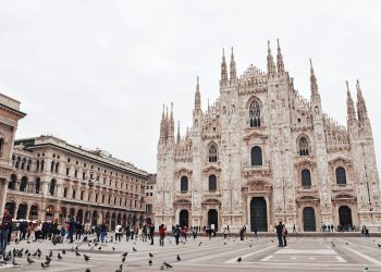 QUELLI CHE VANNO IN PIAZZA AFFARI DIETRO AI RADUNI DOMENICALI DI MILANO