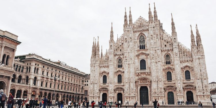 QUELLI CHE VANNO IN PIAZZA AFFARI DIETRO AI RADUNI DOMENICALI DI MILANO