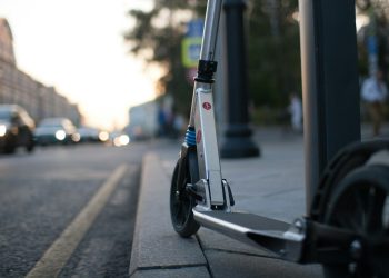A Berlino una scuola guida di monopattini per sessantenni